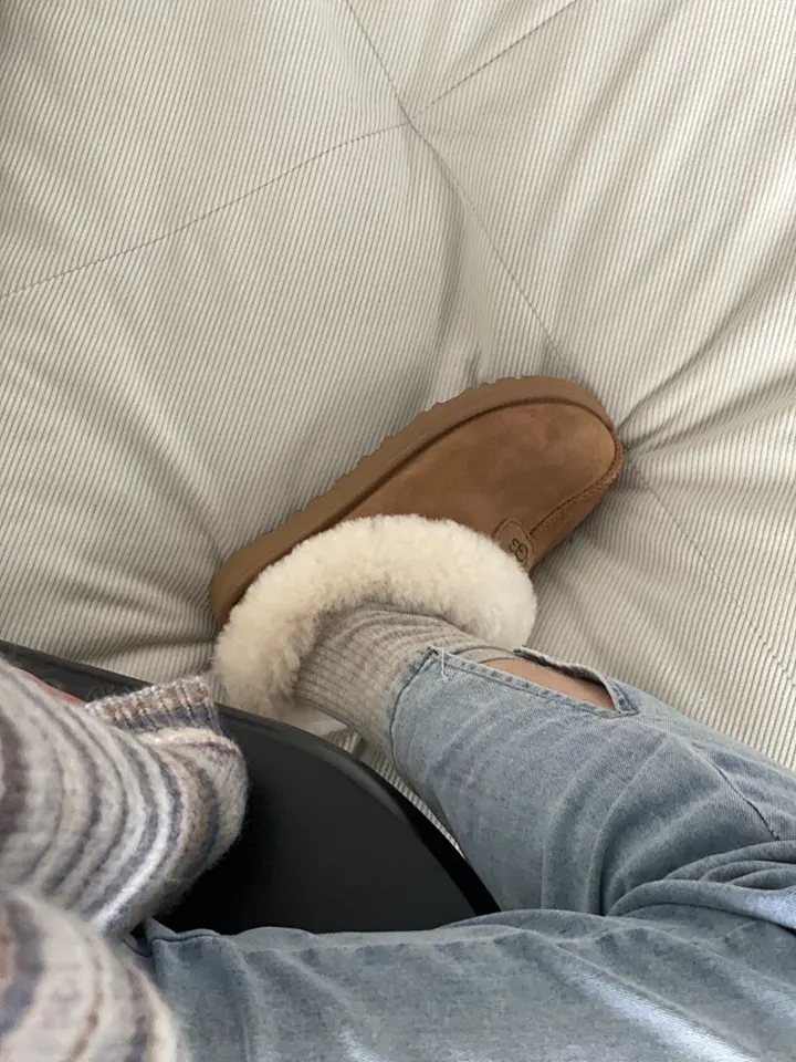 UGG Y67U